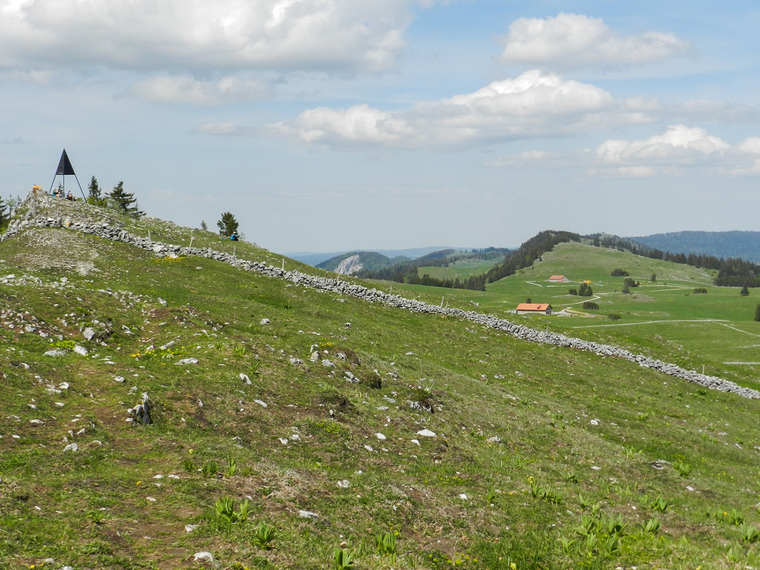 Depuis le sommet du Mont Racine, on est tenté de poursuivre la marche sur les crêtes en direction de Tête de Ran.