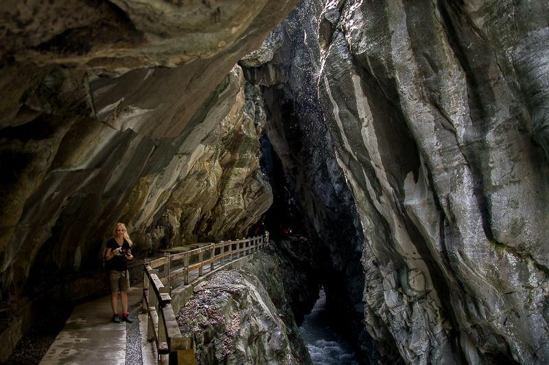 Ab in die Schlucht, wo früher Kranke an einem Seil heruntergelassen wurden. Bild: Randy Schmieder