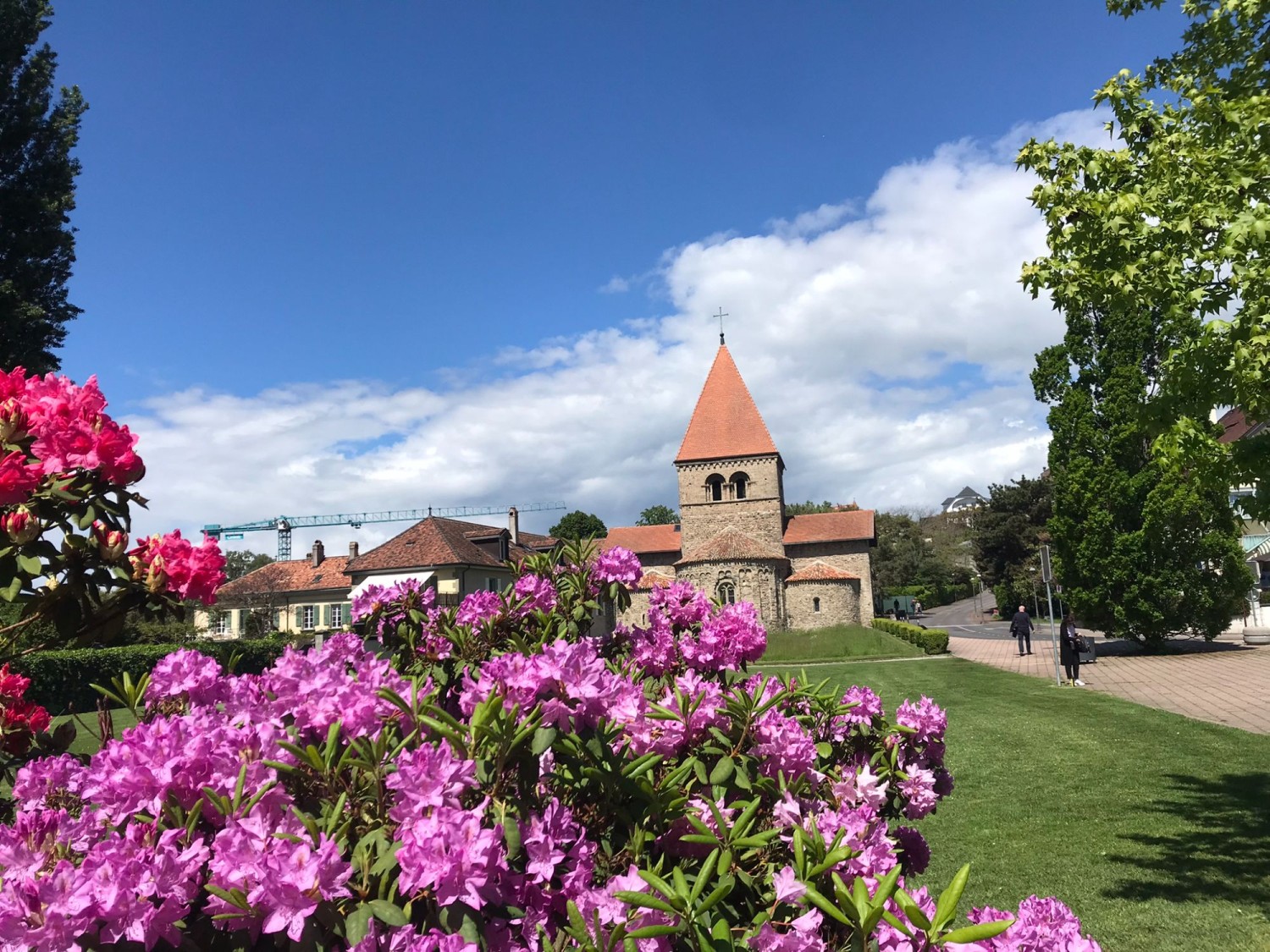 An ruhiger, idyllischer Lage erwartet einen die romanische Kirche Saint-Sulpice aus dem 12. Jahrhundert.