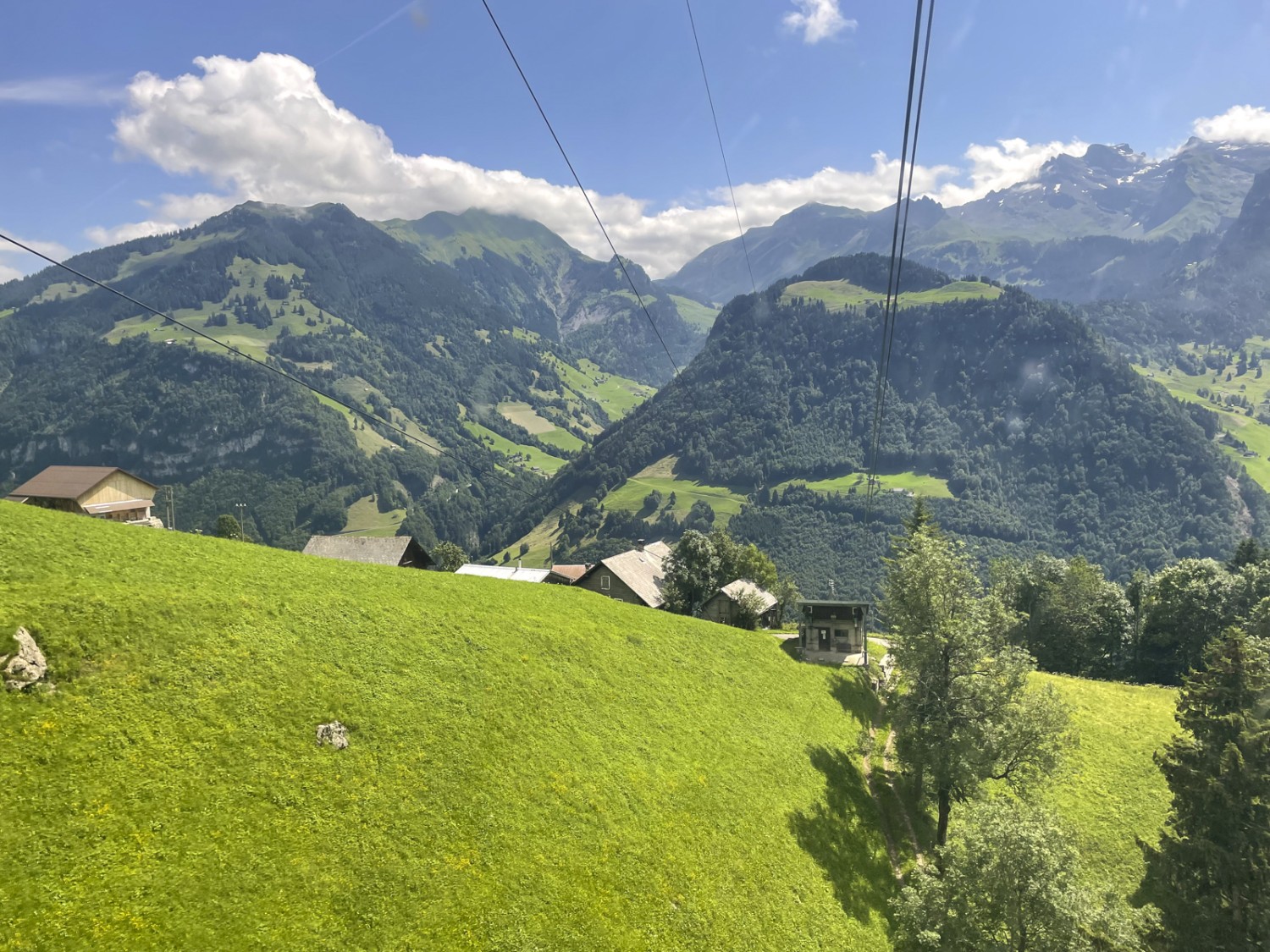 Vue depuis le téléphérique d’Oberalp sur Hinterdiegisbalm. Photo: Rémy Kappeler