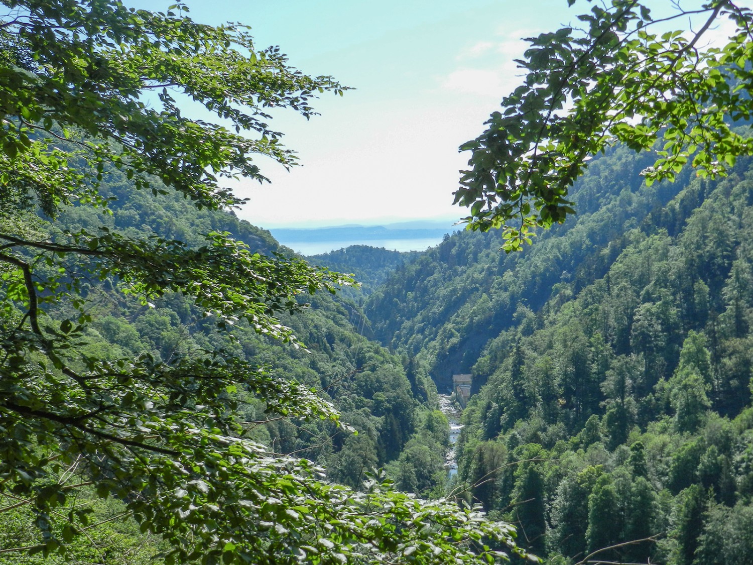 Beaucoup moins fréquenté que l’itinéraire du bord de l’Areuse, le Sentier bleu offre néanmoins un joli dégagement sur les gorges et le lac.