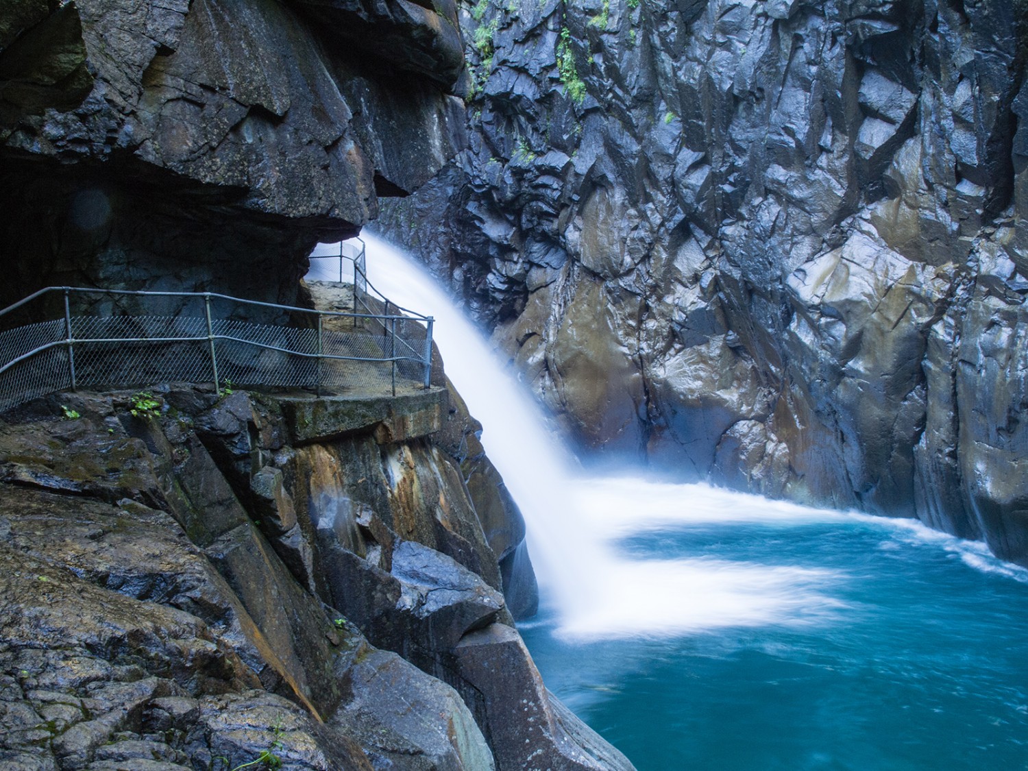 Il a fallu beaucoup de travail et de dynamite pour ouvrir le chemin jusqu’à la cascade.