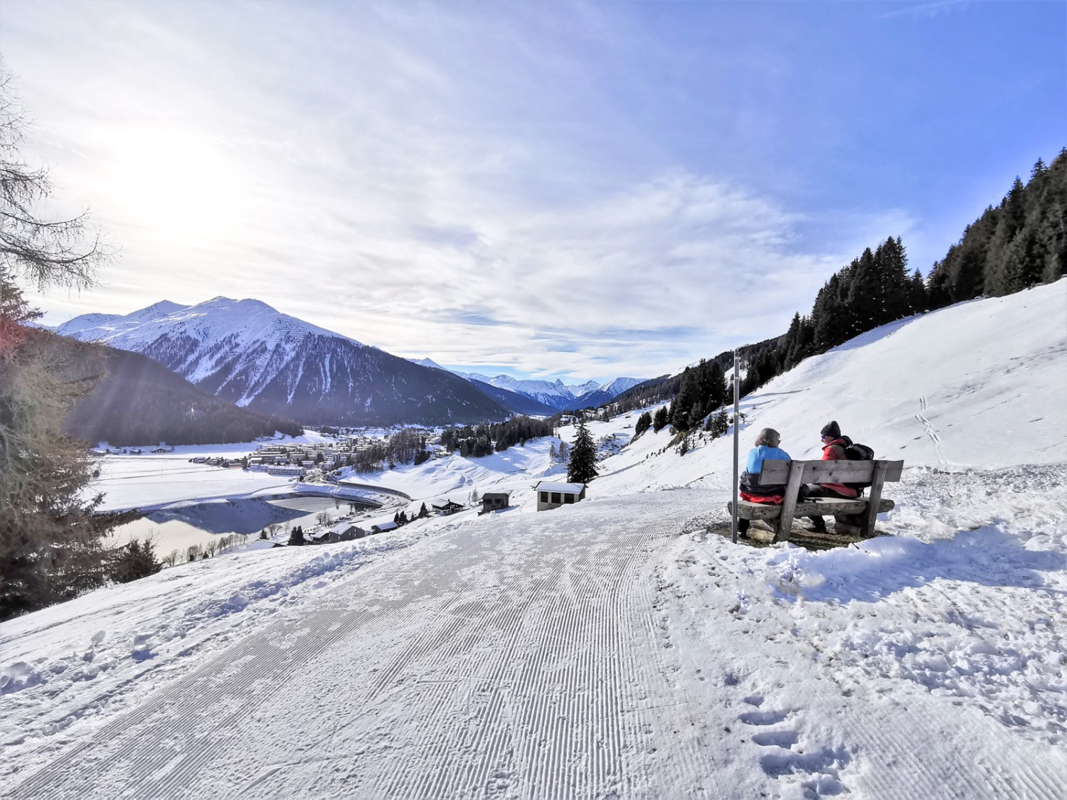 Rastplätzchen oberhalb Meierhof mit Aussicht zum Davosersee und zum Jakobshorn. Bild: Andreas Staeger