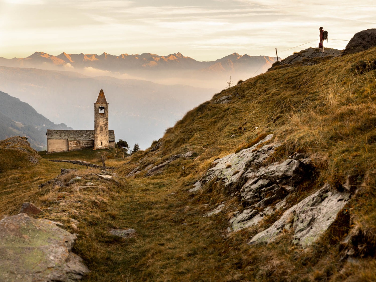 San Romerio in der Abendstimmung.
Die Steinkirche stammt aus dem 11. Jahrhundert. Bild: Severin Nowacki