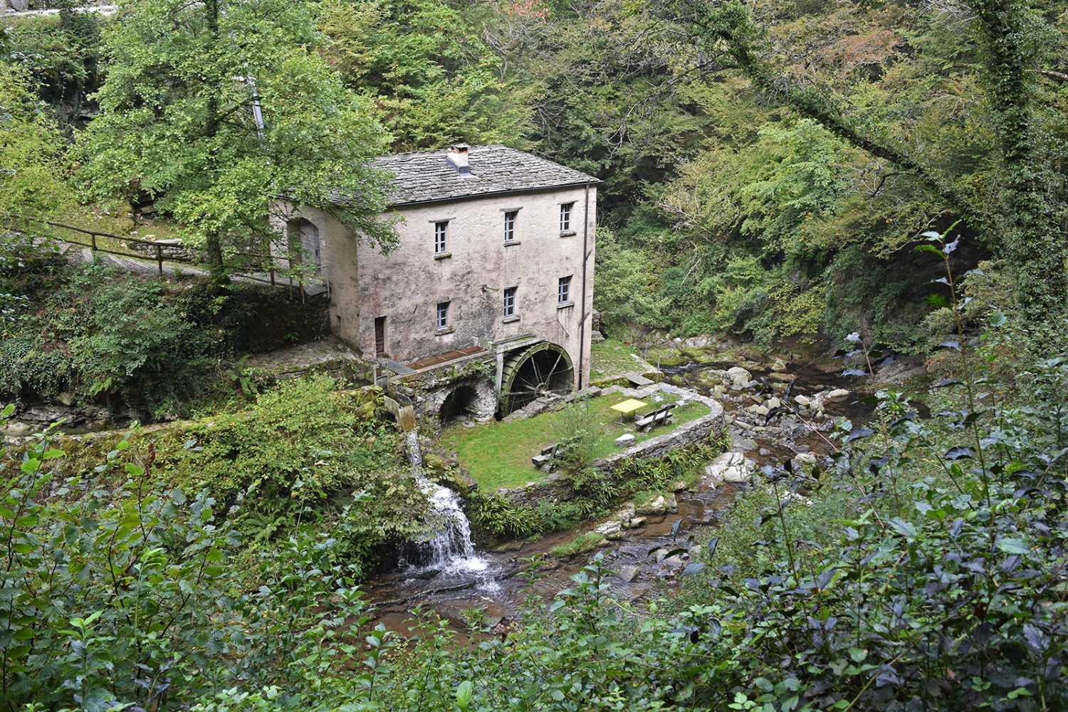 Le moulin de Bruzella. Restauré en 1996, il produit la farine à polenta «Rosso del Ticino».