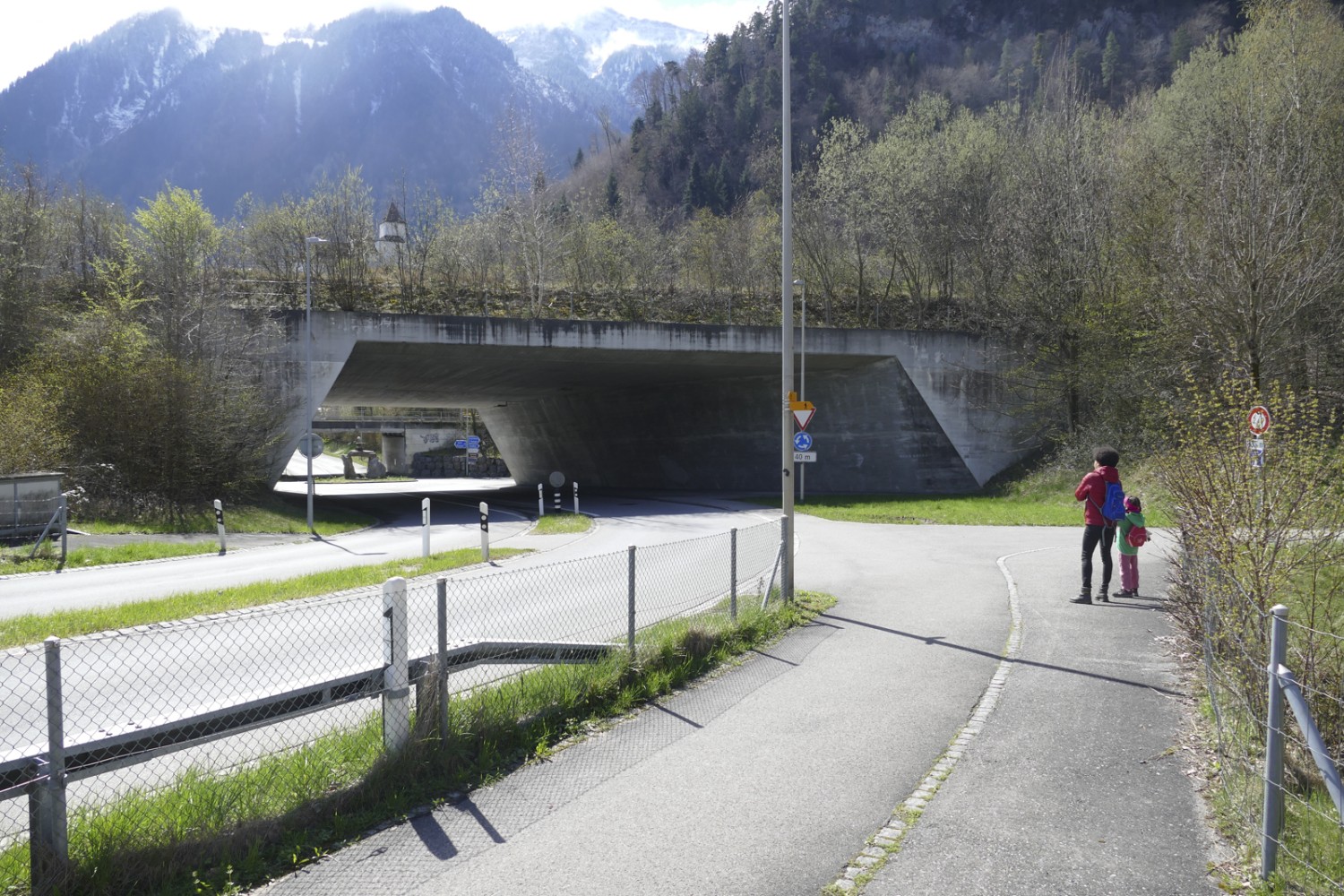 Zwischen dem Stauwehr und der Feuerstelle Herrenmätteli führt die Route kurz an befahrenen Strassen entlang. Bild: Kim Bütikofer