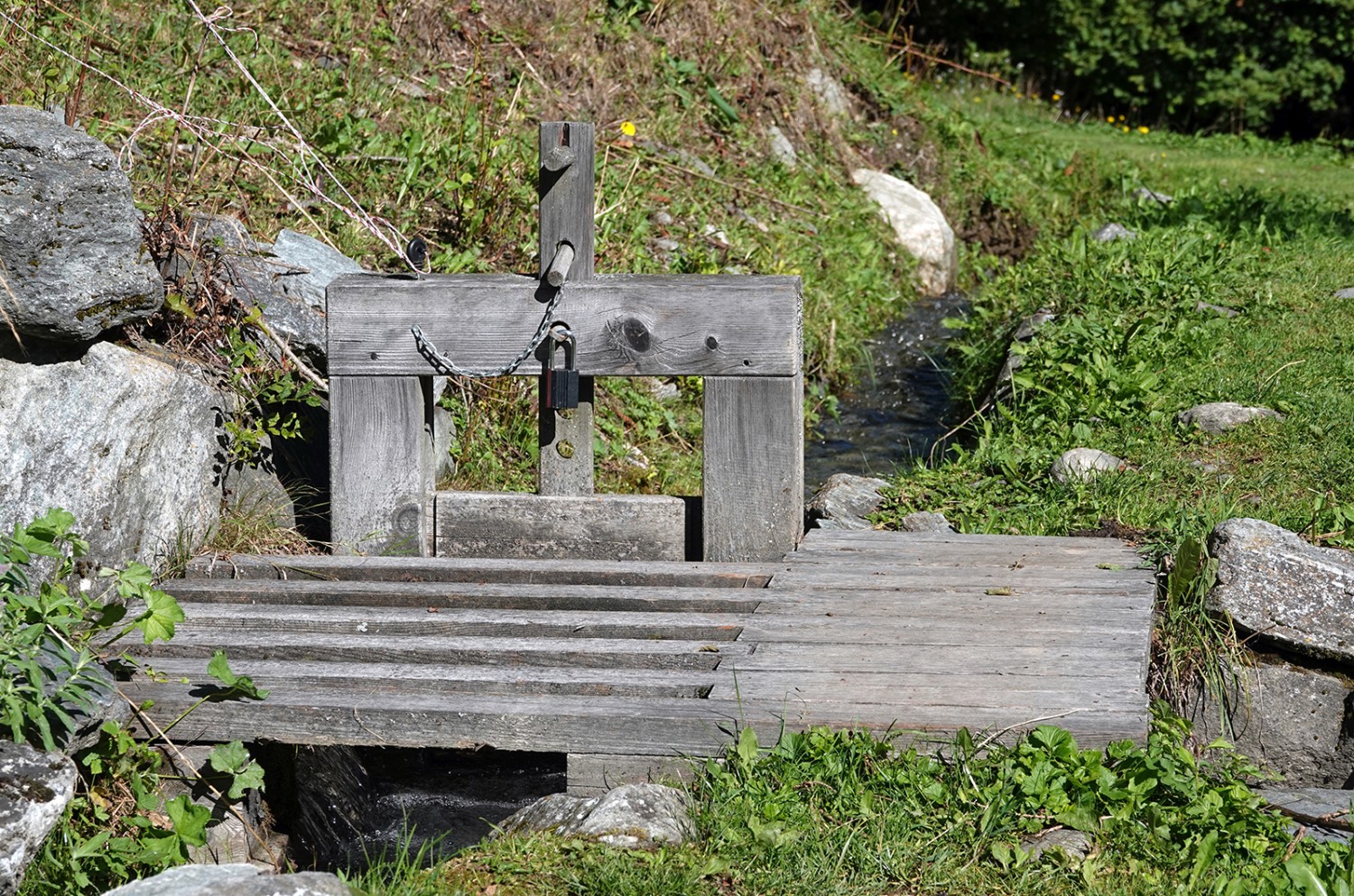 Dieser massive Schieber aus Holz sorgt für die Wasserverteilung der Suone.