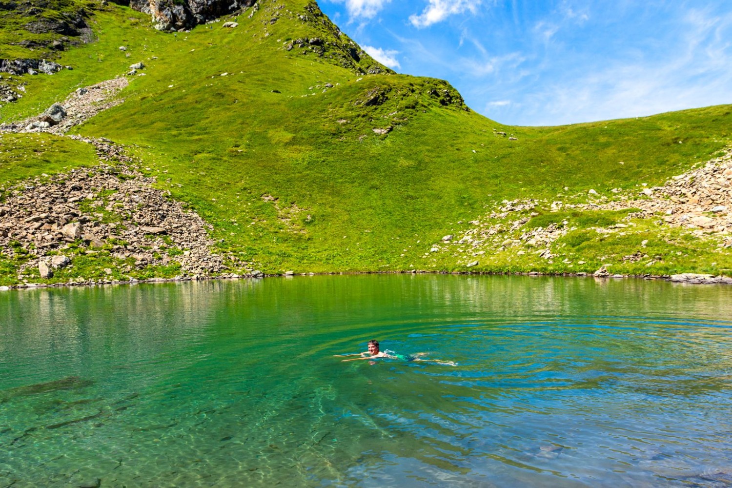 Les eaux claires et fraîches du Wäspenseeli invitent à la baignade.