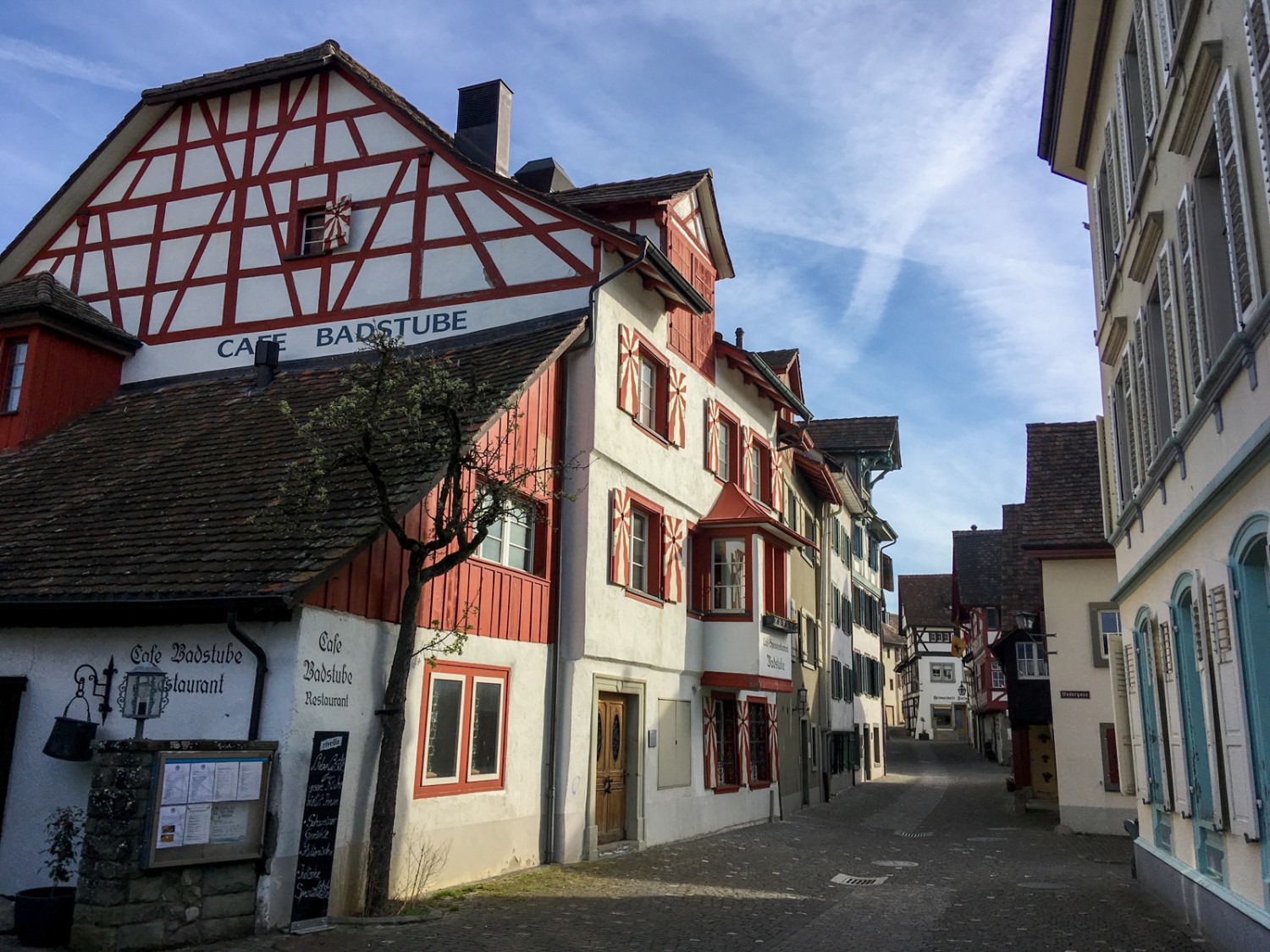 Les touristes ne sont pas les seuls à aimer flâner dans les ruelles de Stein am Rhein. Photo: Claudia Peter