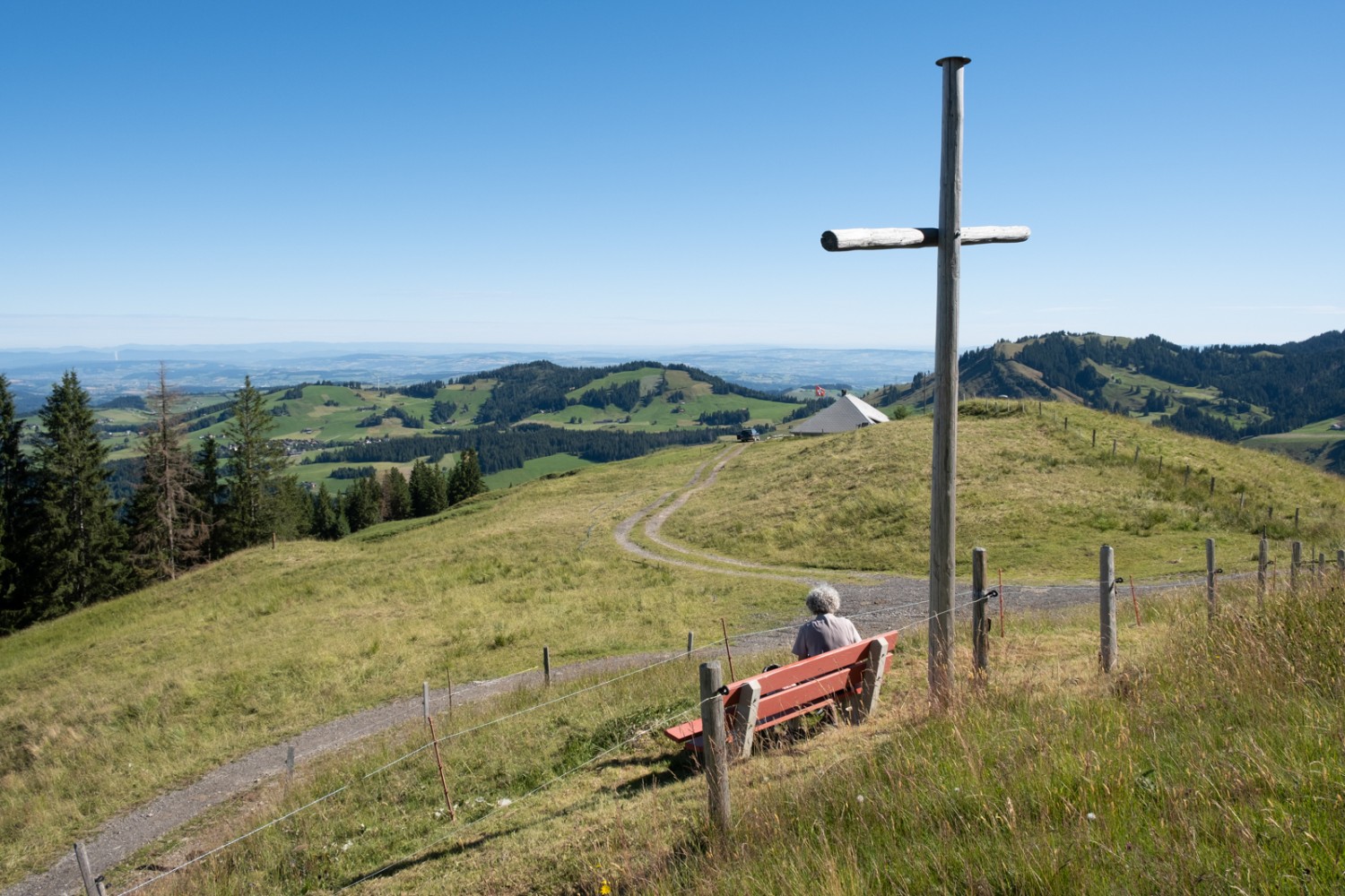 Schon bald ist man bei den ersten Alphütten. Bild: Markus Ruff