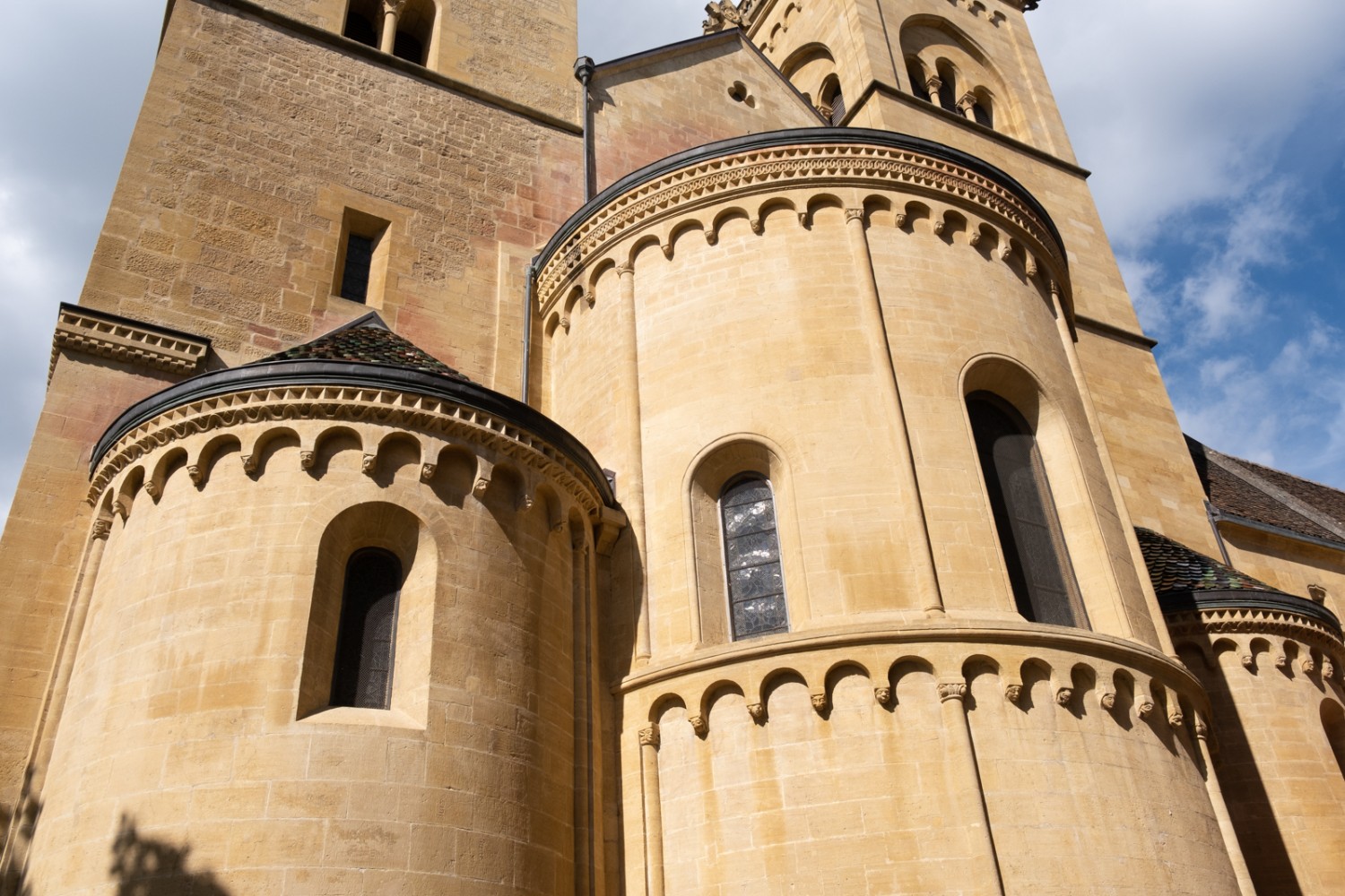 Edifiée aux 12e-13e siècles sur la colline du Château, l’imposante Collégiale est en cours de restauration.

