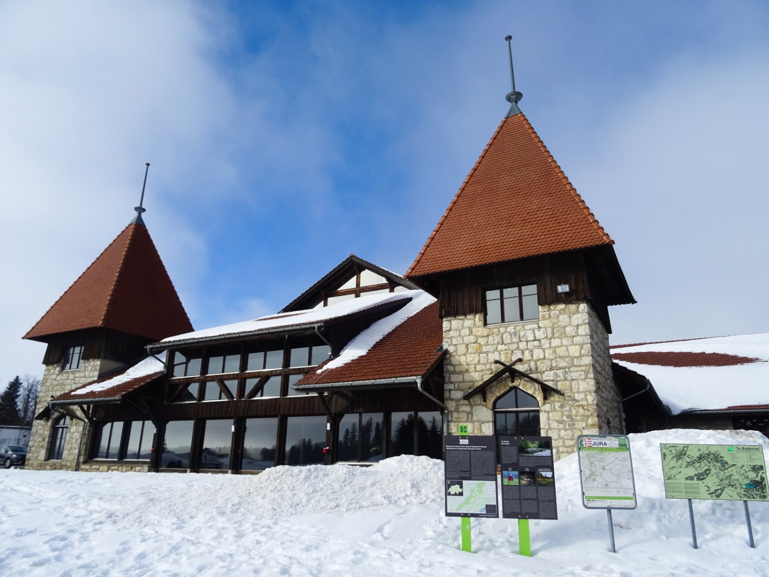 Am Ende der Winterwanderung in Saignelégier. Die Halle «Marché-Concours» des nationalen Pferdefestes ist das bekannteste Gebäude der Freiberge. Bild: Sabine Joss