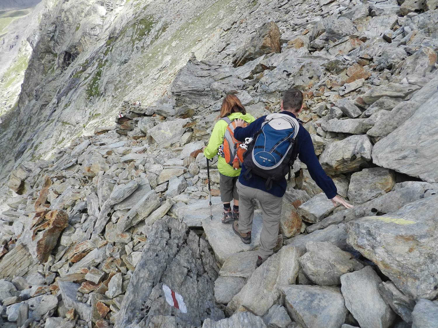 La cabane de Moiry se fait désirer: avant de mériter son repas, le randonneur doit affronter la caillasse. Photos: Patricia Michaud