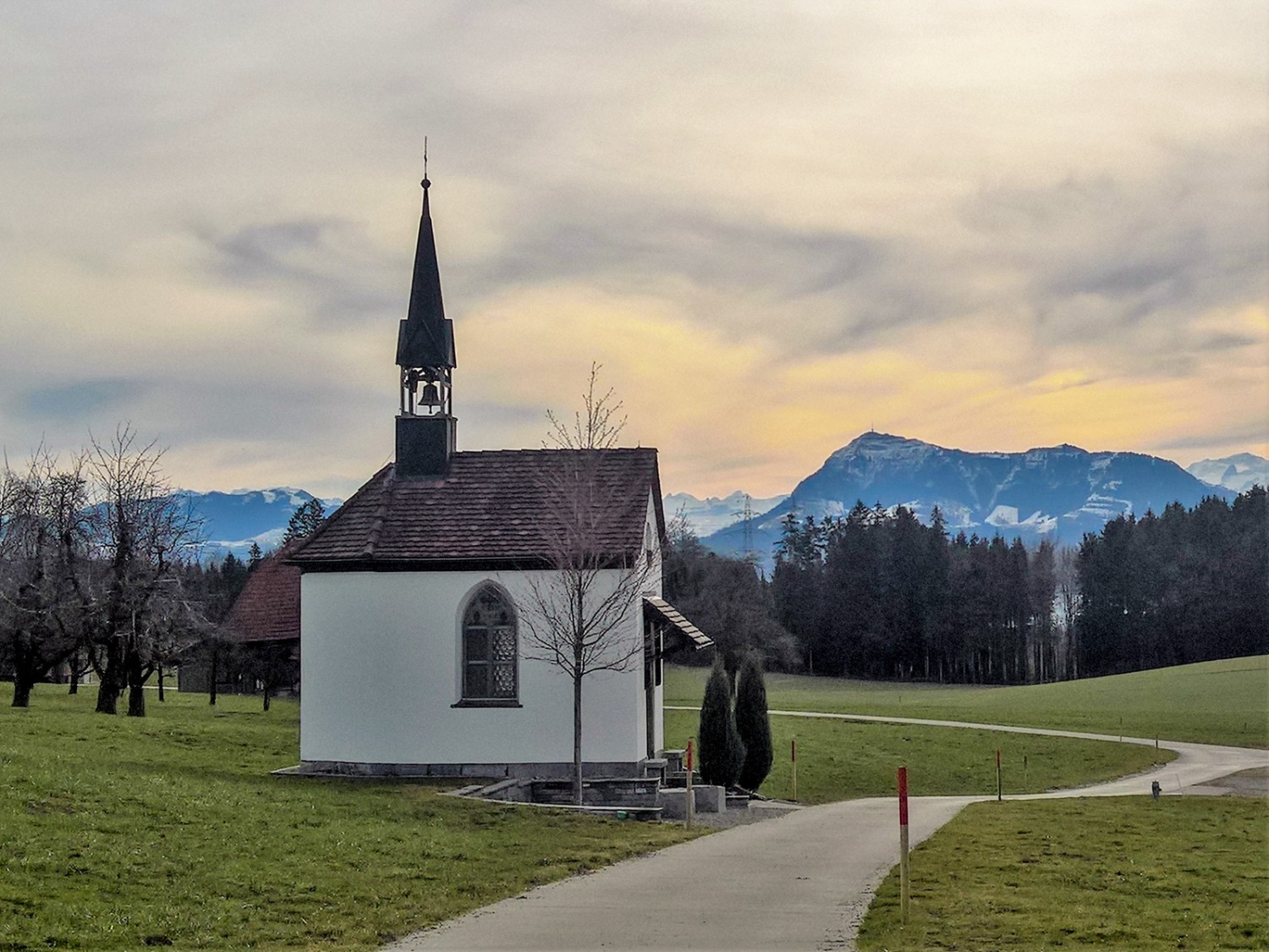 Derrière la chapelle, le Rigi semble proche au point de pouvoir le toucher. Photo: Andreas Staeger