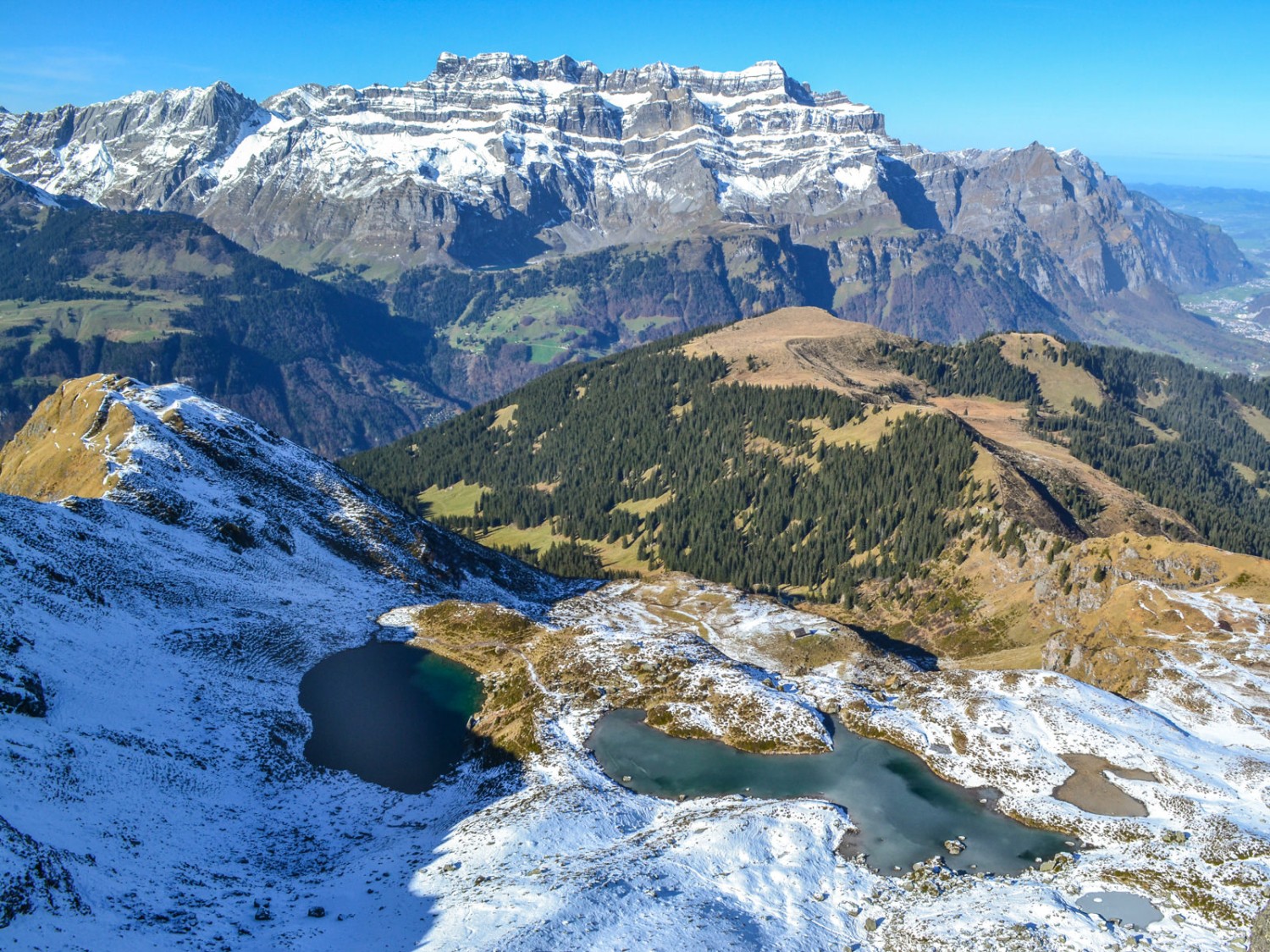 Hinter den beiden Bergseen Engisee und Chammseeli verläuft die Wanderung dem schneefreien Rücken entlang weiter. Bild: Sabine Joss