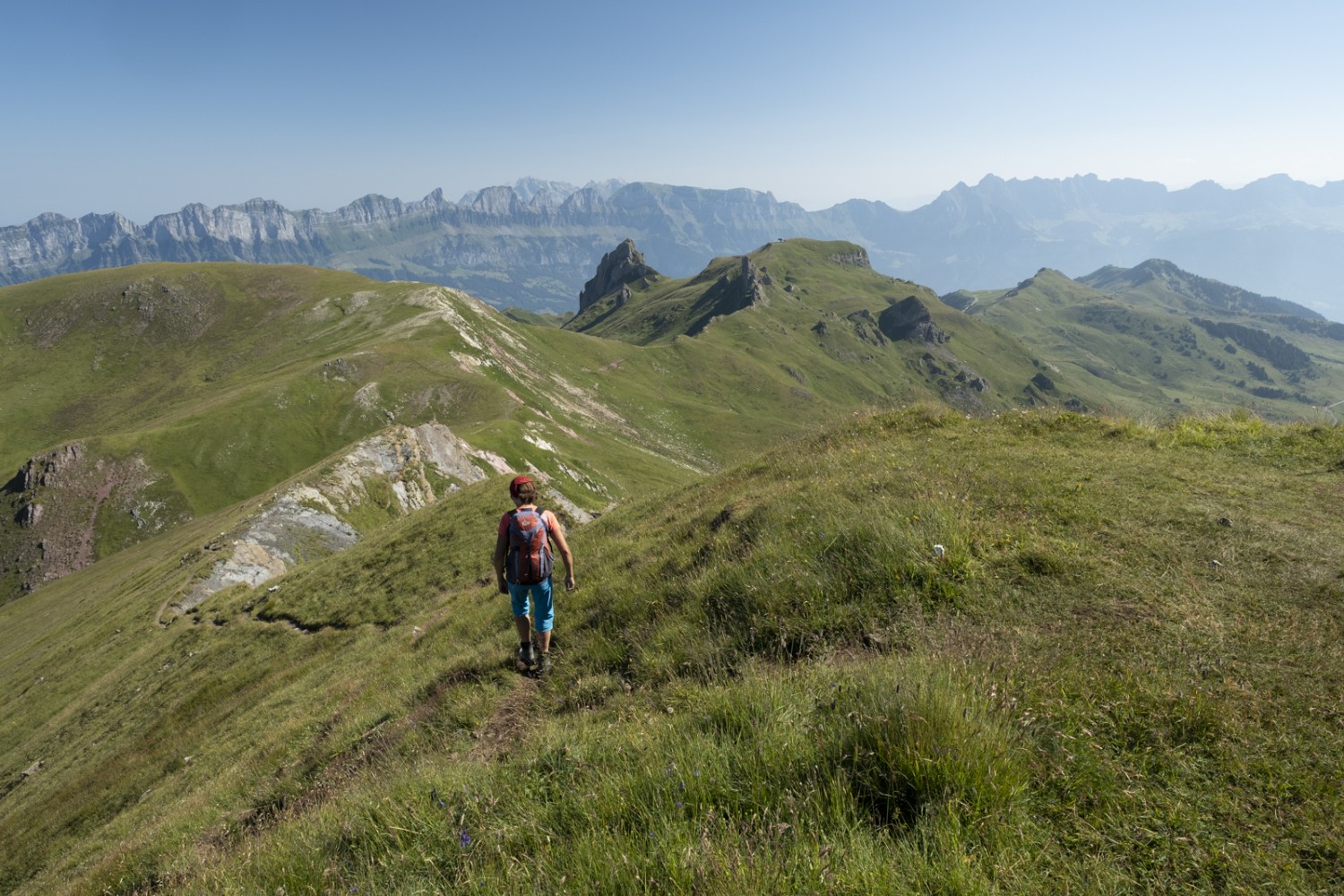 Der zweite Tag ist einfacher und kürzer. Über grasige Flanken und Grate und mit viel Aussicht auf die Churfirsten geht es zum Ziel beim Maschgenkamm.