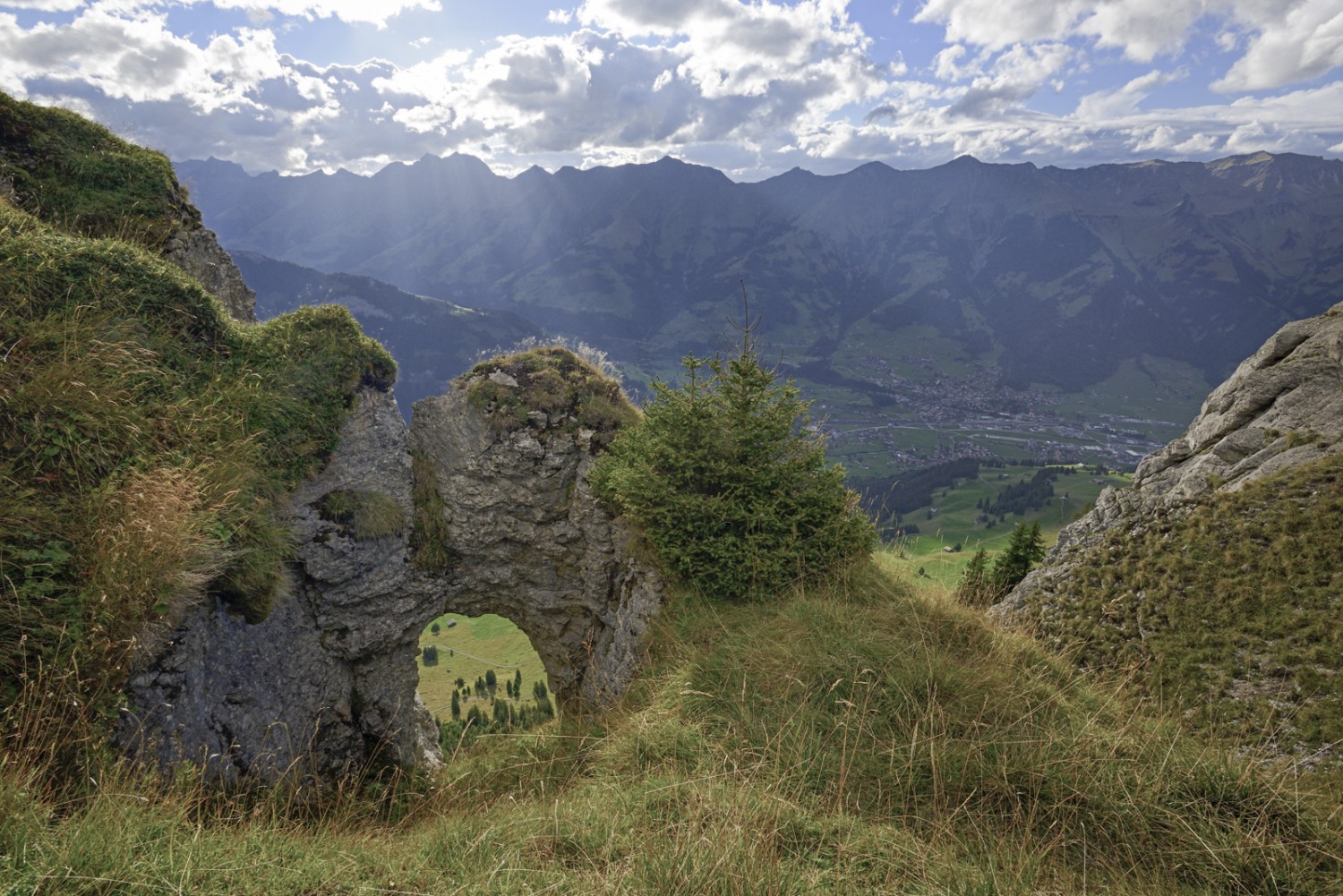 Das Loch in der Nähe der Grathütte mit Blick hinunter auf Frutigen.. Bild: natur-welten.ch