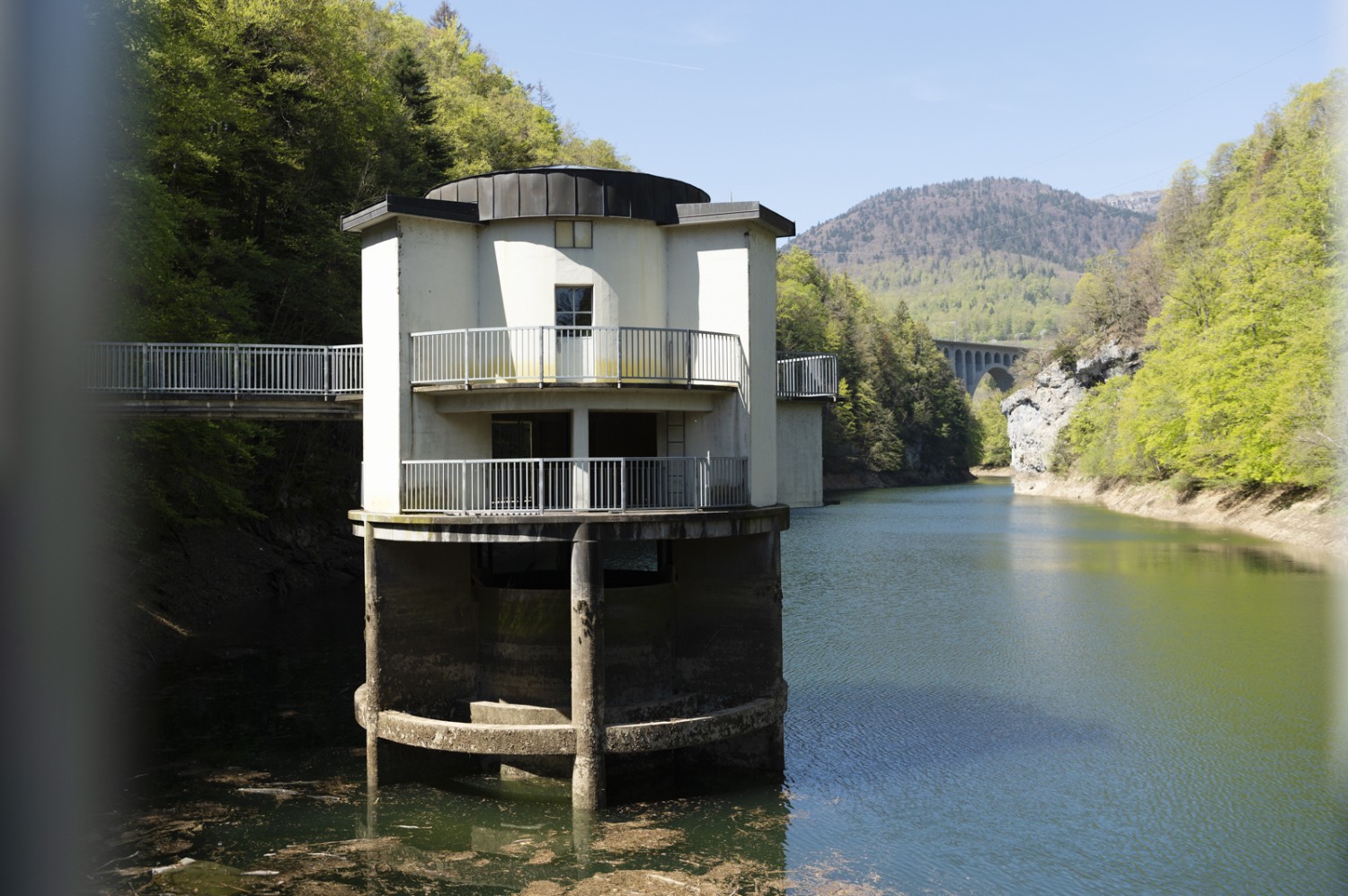 Die Staumauer bei Le Day. Im Hintergrund das Viadukt, worüber der Zug Richtung Vallorbe fährt. Bild: Raja Läubli