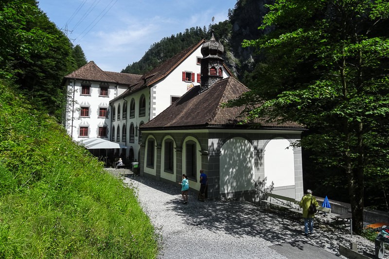 Das alte Bad Pfäfers mit Badmuseum, Klostermuseum Kapelle im Alten Bad (freier Eintritt). Bild: Vera In-Albon