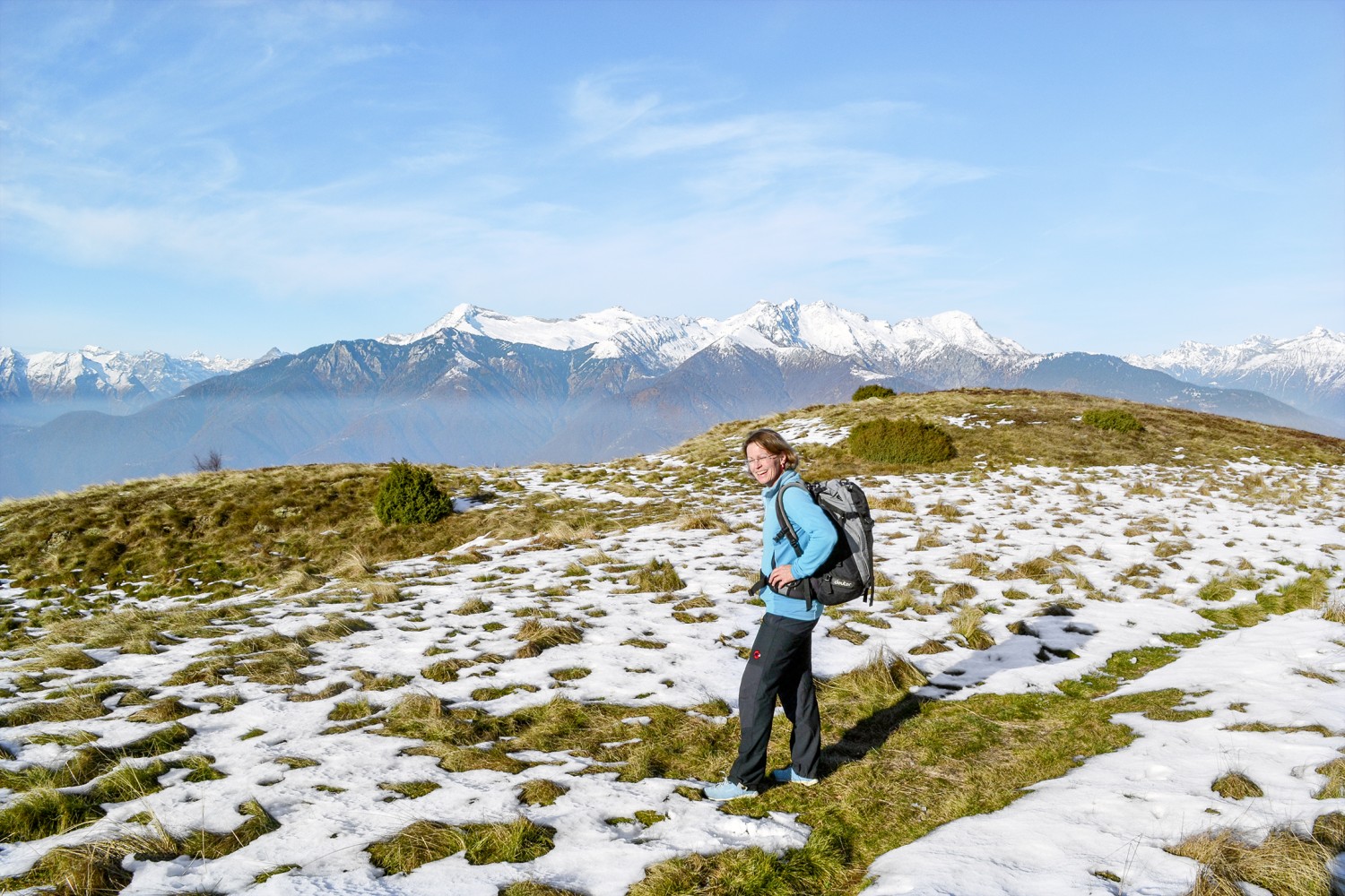 Auf der Cima di Medeglia ist der erste Schnee schon fast wieder geschmolzen. AmPizzo di Vogorno und an der Cima dell’Uomo im Hintergrund ist wohl der Wintereingekehrt. Bilder: Sabine Joss