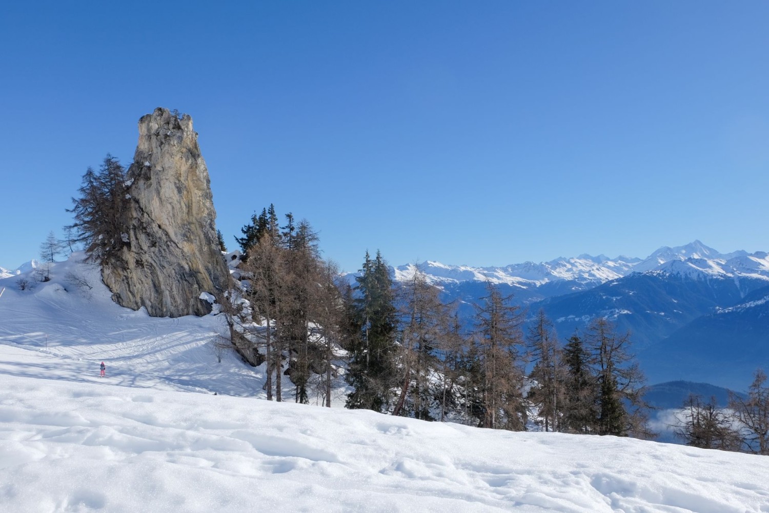 Der imposante Felsen La Brune vor der grandiosen Kulisse der Walliser Berge.