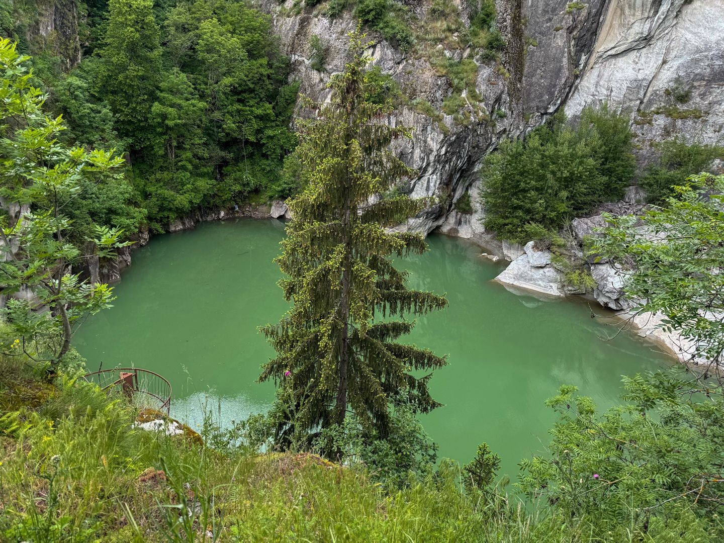 Vue sur un petit lac de retenue depuis le pont suspendu Massegga