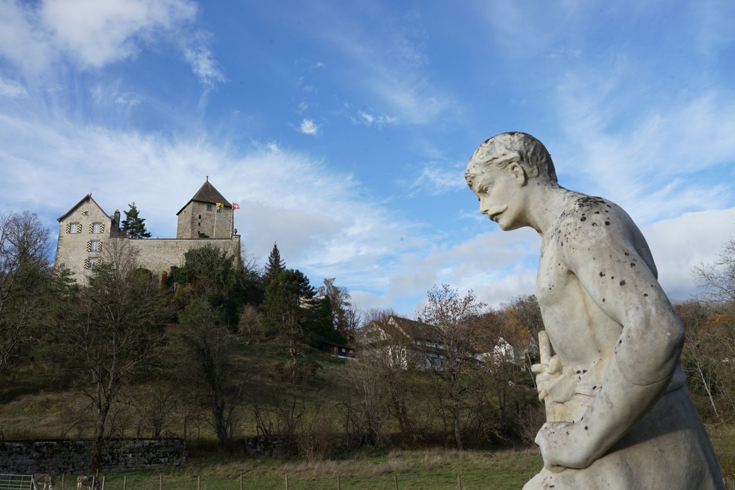 Beim Schloss Herblingen stehen besondere Gestalten am Wanderweg.