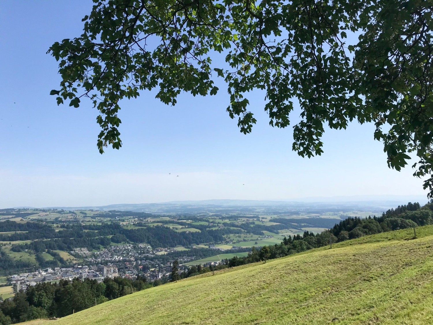 La randonnée débute à Schwarzenberg. En bas, dans la vallée, la localité de Malters.