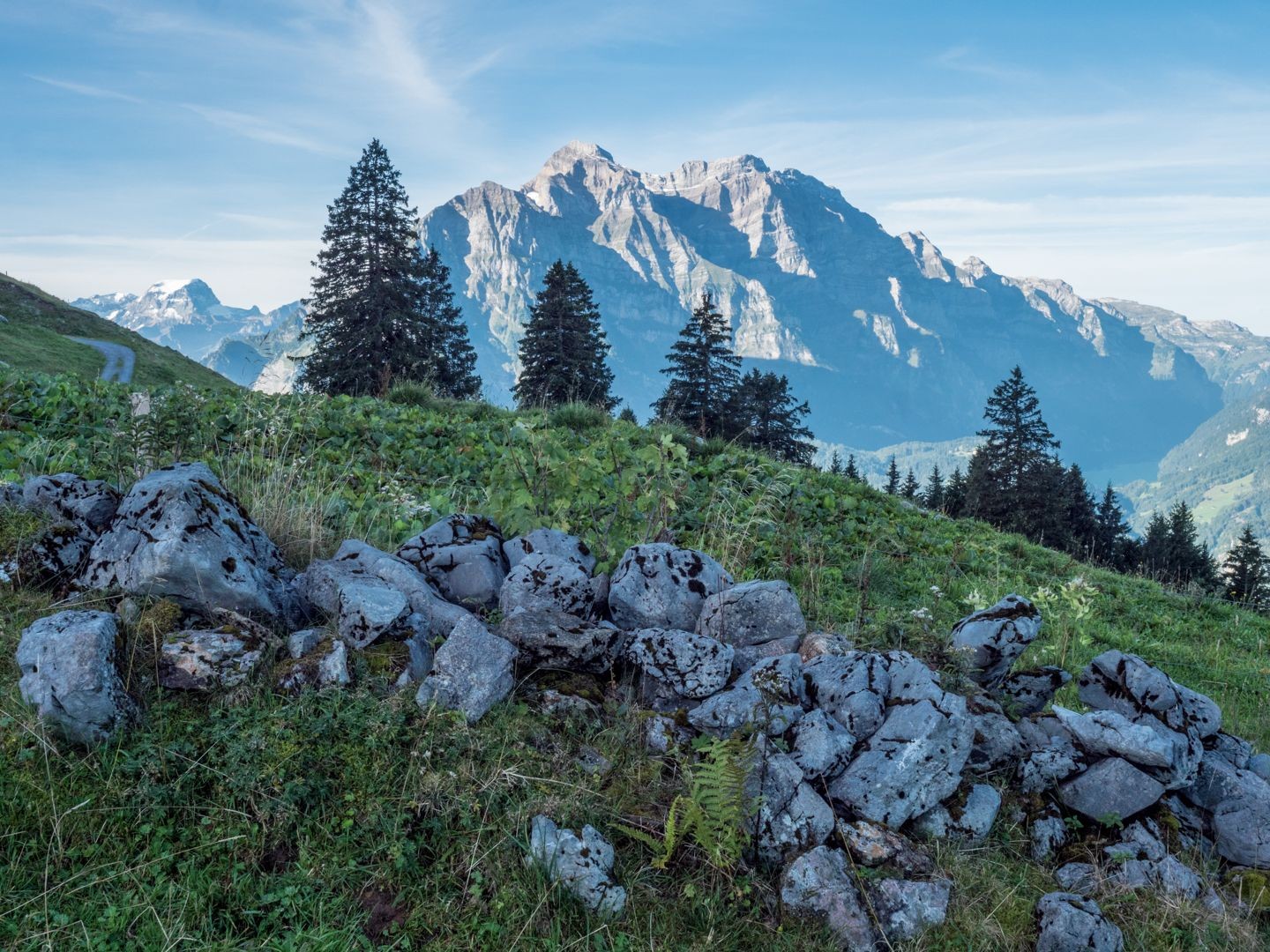 Au début de la randonnée, le Glärnisch brille dans la lumière matinale.