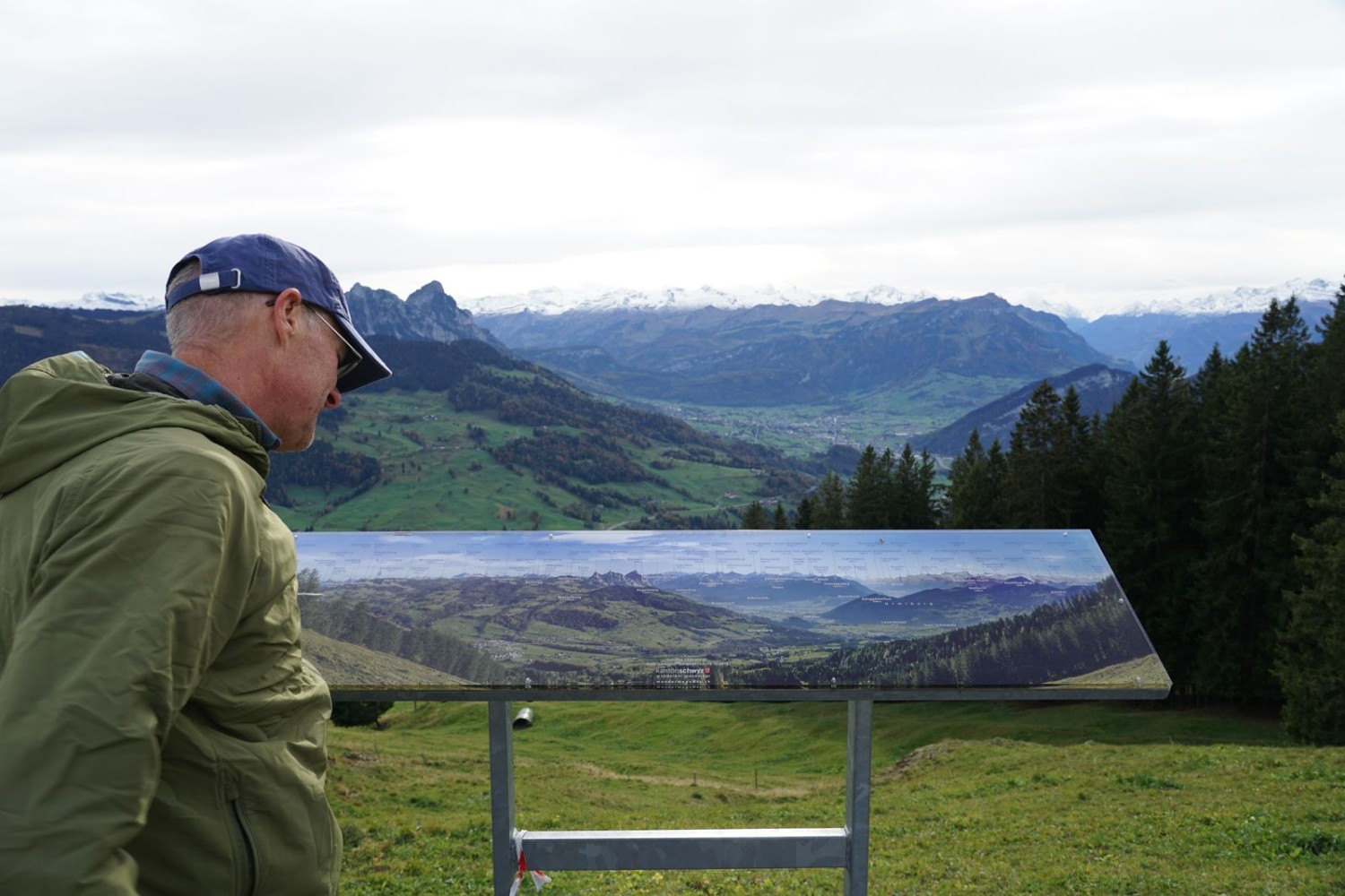 Die Panoramatafel auf der Halsegg hilft bei der Bestimmung der vielen Gipfel.