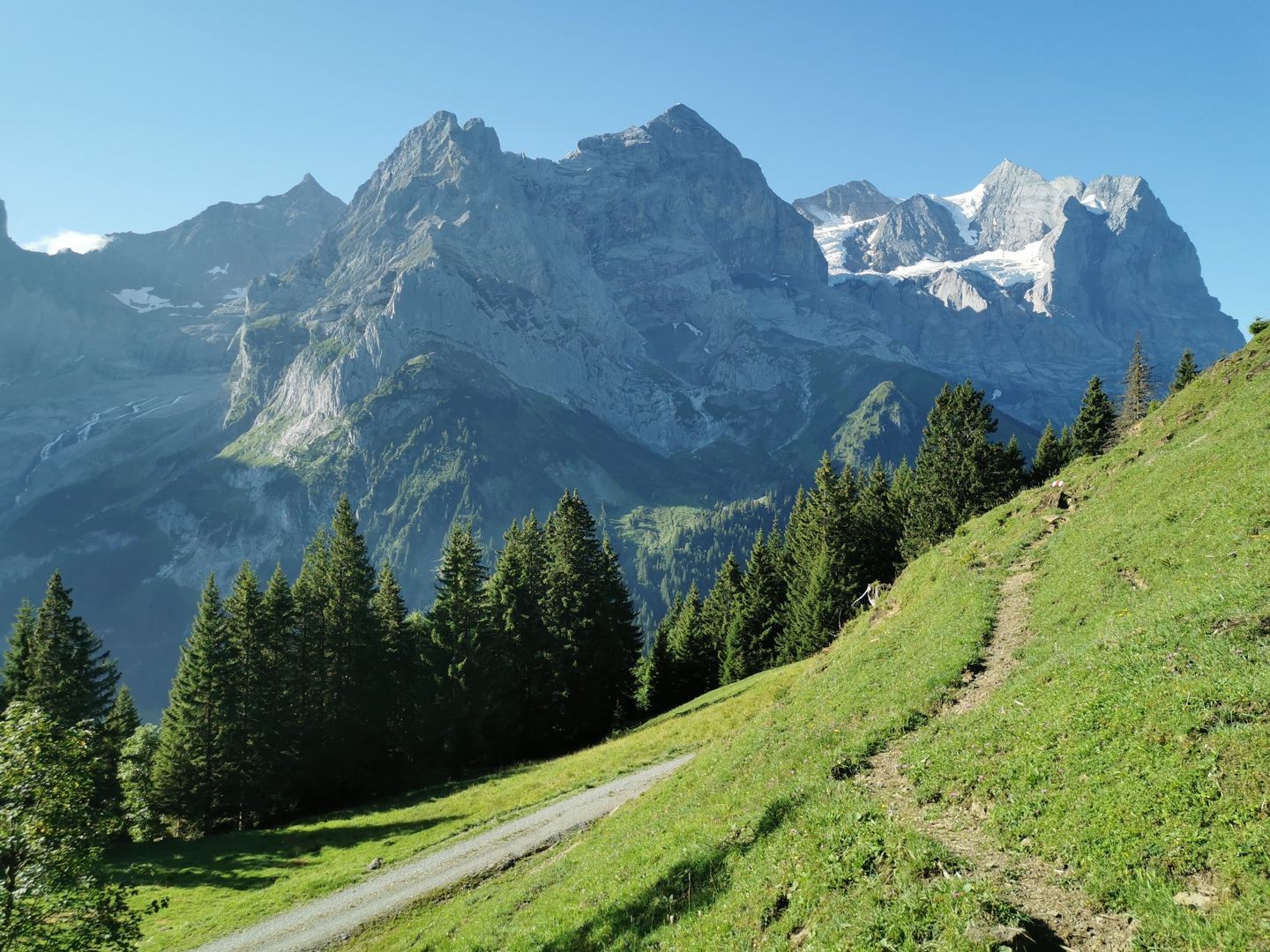 L’itinéraire de randonnée passait autrefois par la route de gravier, à gauche. Le nouveau chemin suit un ancien sentier d’alpage, sur du revêtement naturel.