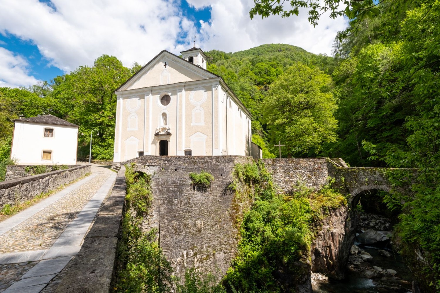 Zusammen mit den alten Steinbogenbrücken und dem einstigen Pilgerhaus bietet die Sant’Anna-Kirche, auch Chiesa della Madonna del Ponte Chiuso genannt, ein malerisches Ensemble am Eingang der Traversagna-Schlucht.