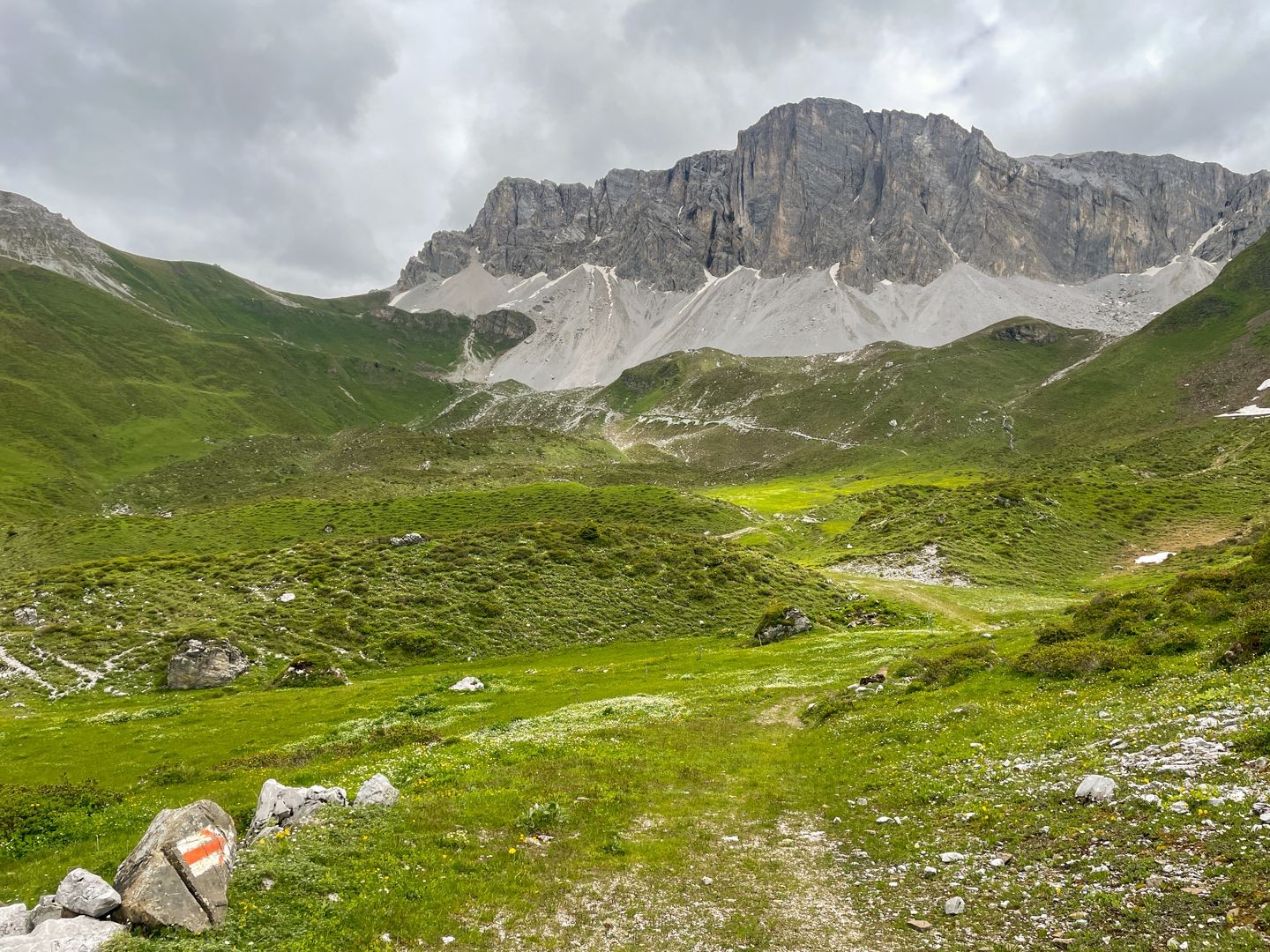 Vue sur l’imposant Rätschahorn durant la descente.