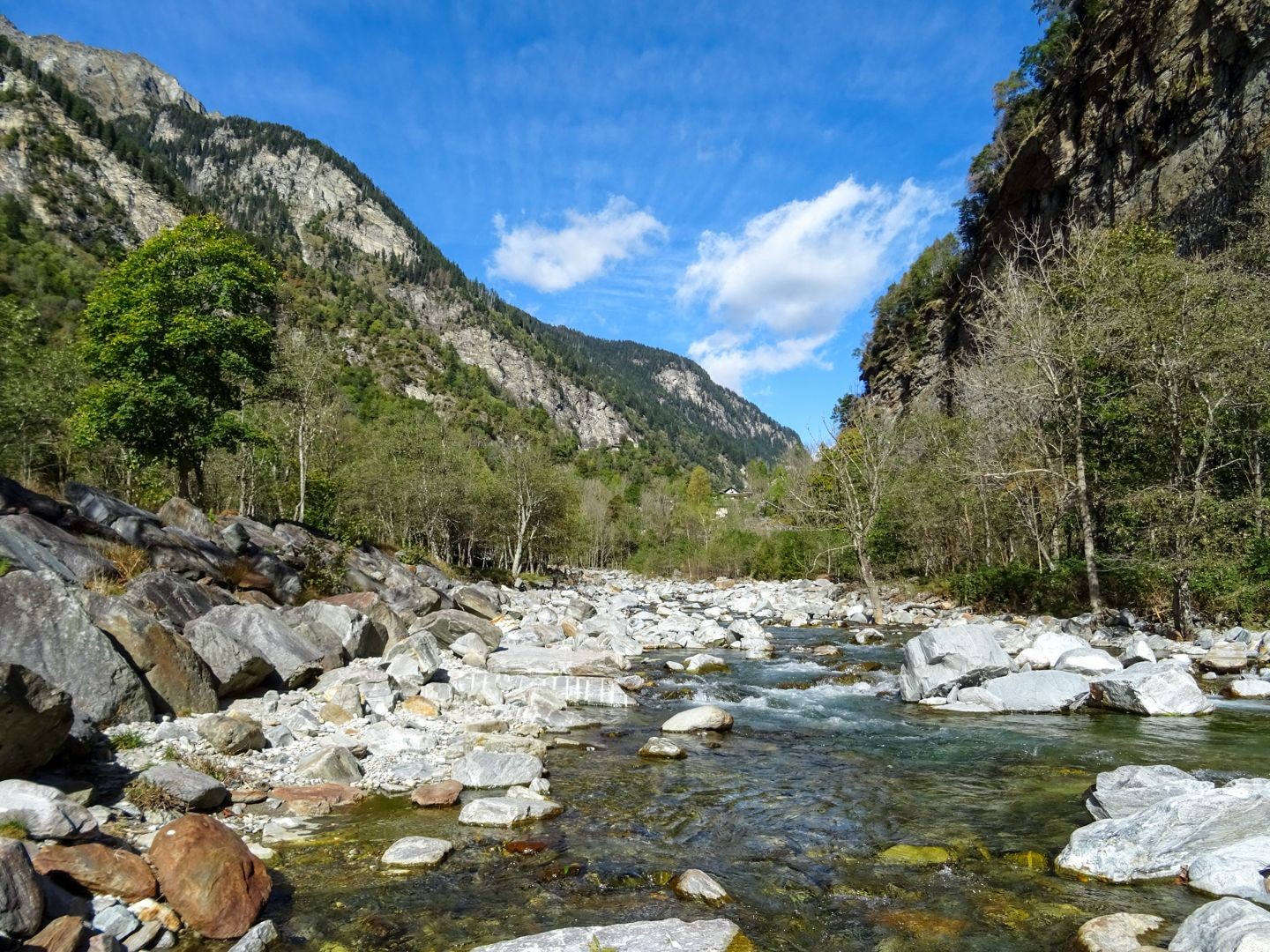 Die Calancasca ist auf dieser Wanderung nie weit entfernt.