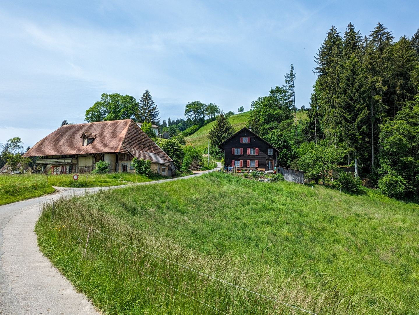 De Huttwil, le parcours passe près de belles fermes et prairies.