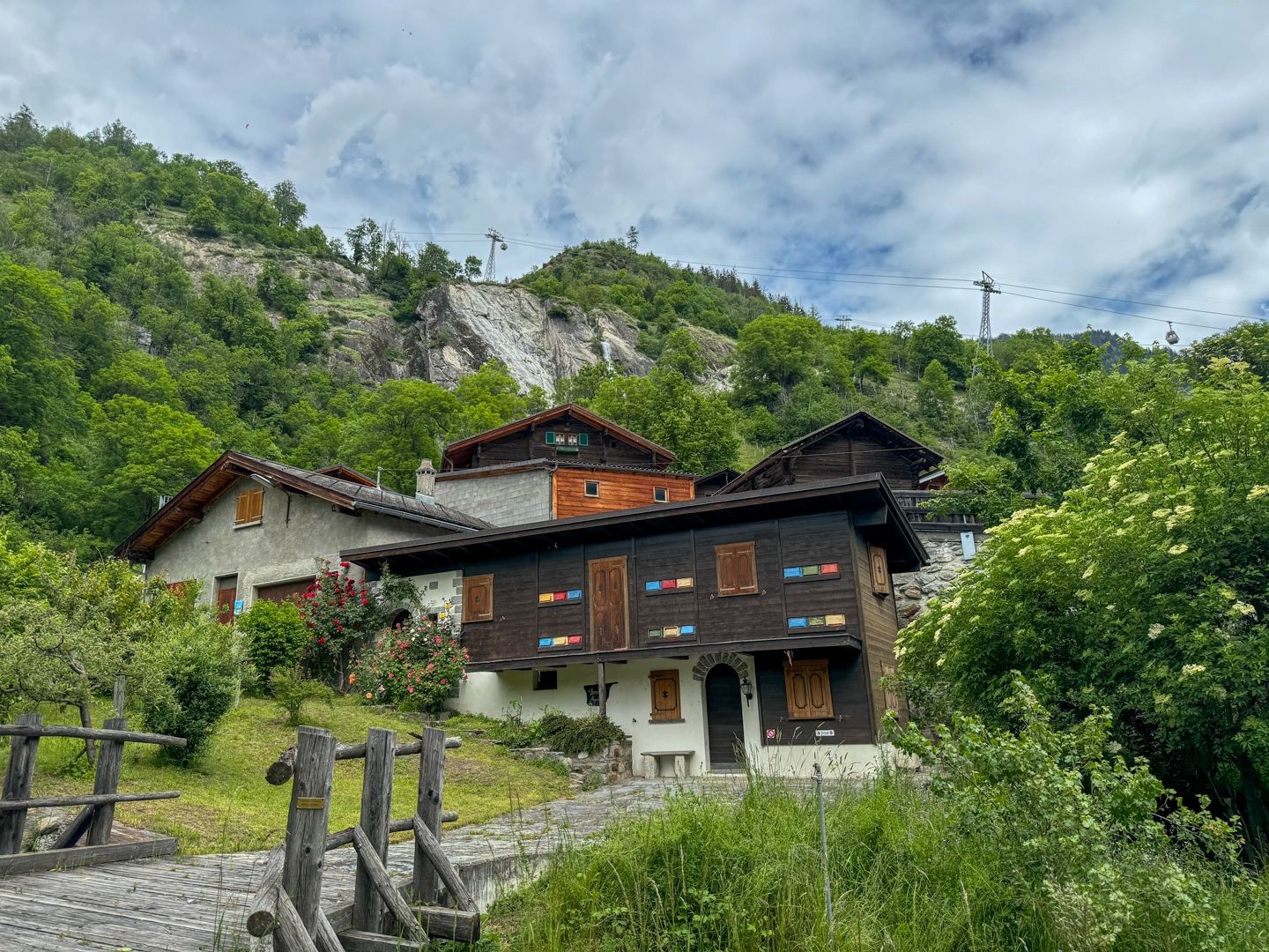 Mörel et le téléphérique qui monte à Ried-Mörel