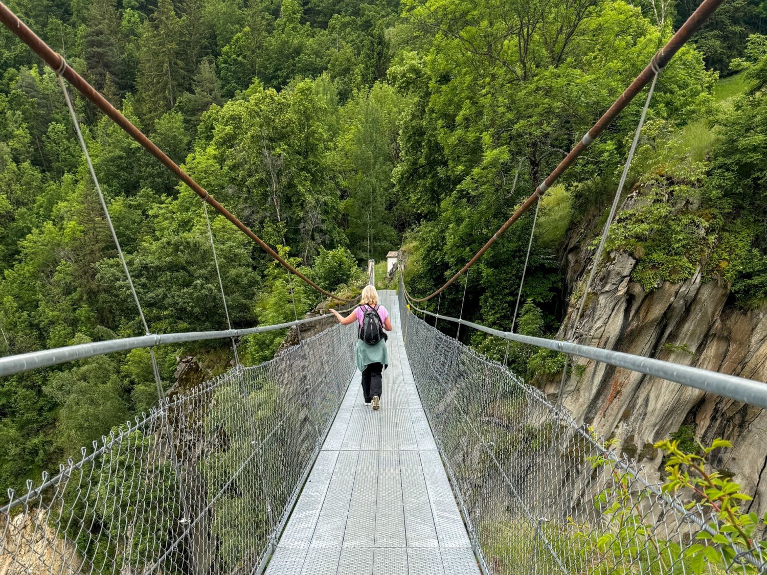 La traversée du pont suspendu Massegga est l’un des moments forts de la randonnée.