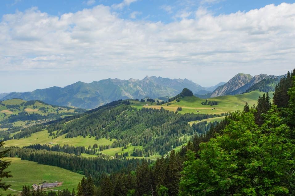 Vue splendide sur le Rocher du Midi, à droite, et les Vanils fribourgeois.