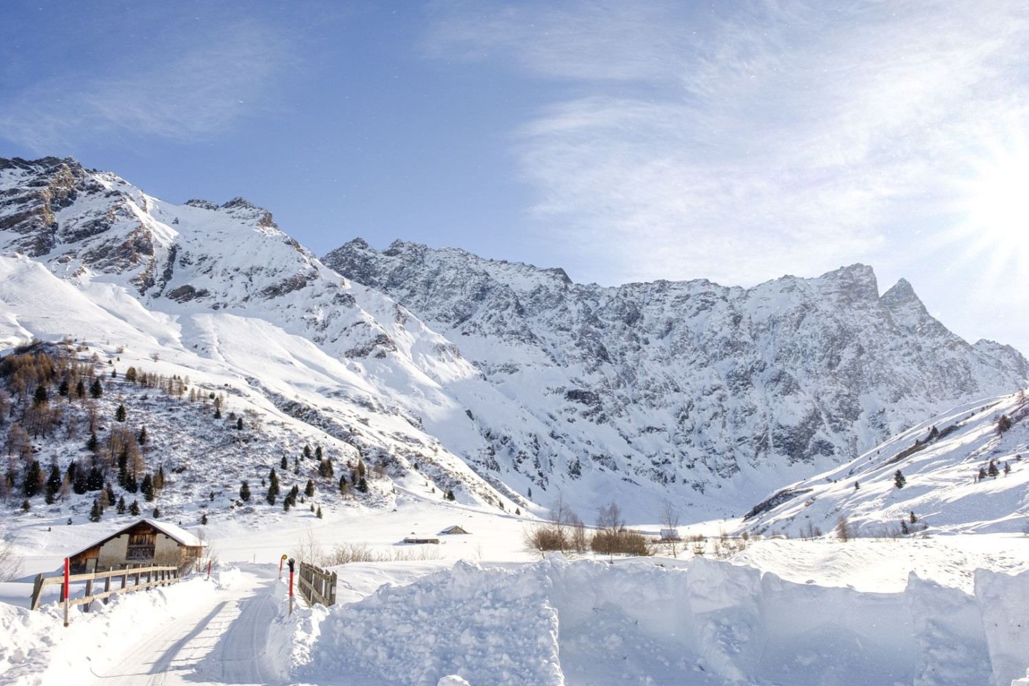 Brücke über den Ava da Nandro mit Blick ins Val Curtegns.