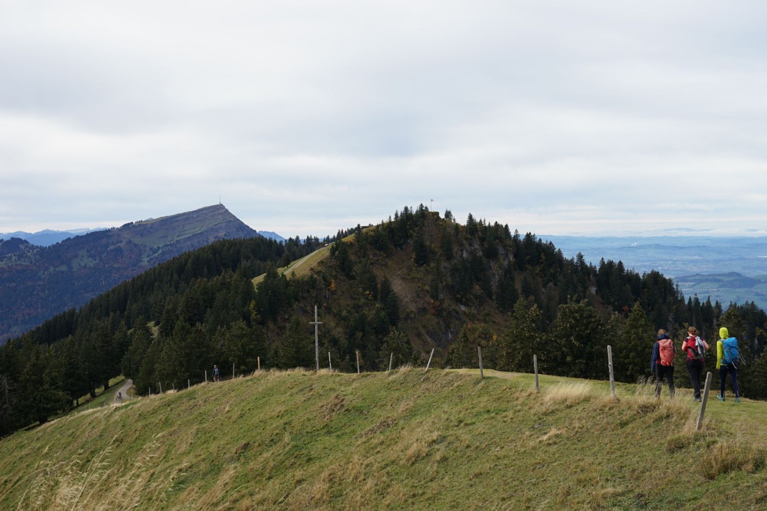 Über den Grat geht es zum Wildspitz. Hinten grüsst die Rigi.