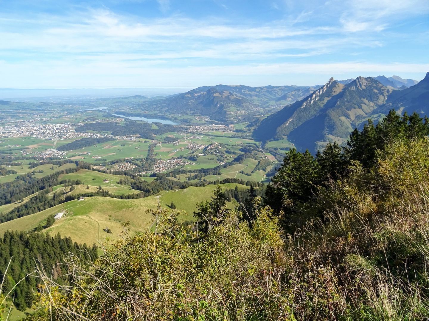 Vue du sommet de la Vudalla sur Bulle et le lac de la Gruyère